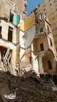 حي وسط....إزالة الأجزاء الخطرة والمعلقة من العقار الكائن بشارع اليعقوبي من ايزيس بمحرم بك 