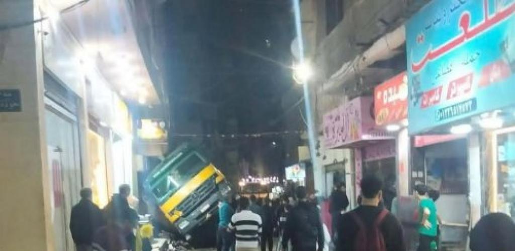 شاب يدفع حياته ثمنًا لحادث مروع.. تفاصيل انقلاب "تريلا" أسفلت بشارع قاصد كريم بالبيطاش