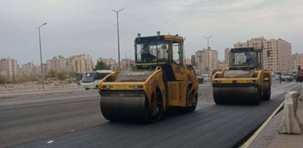 حي ثان المنتزة....استمرار العمل بتطوير شارع مصطفى كامل في اطار رفع معدل انجاز الخطة الاستثمارية لتطوير شبكة الطرق