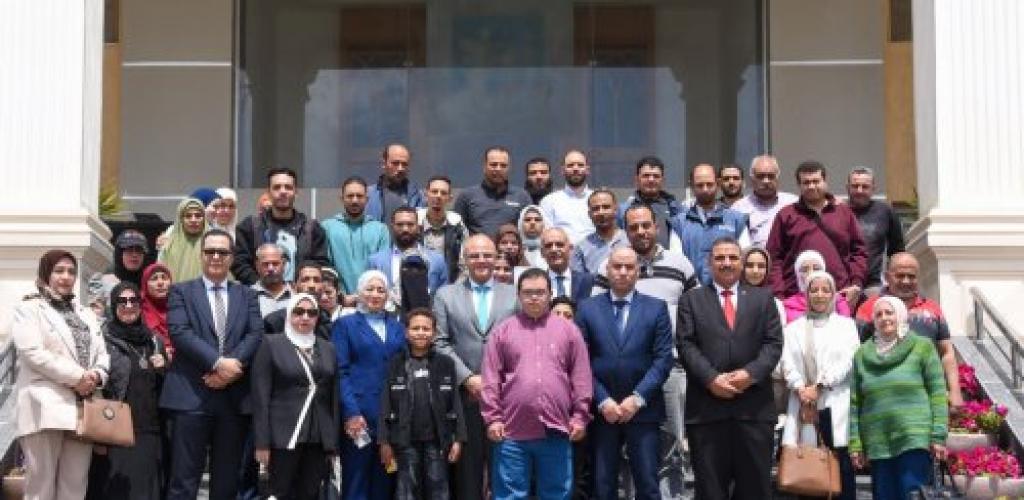 وزير العمل ومحافظ الإسكندرية يسلمان عقودًا لذوي الهمم لدمجهم في سوق العمل