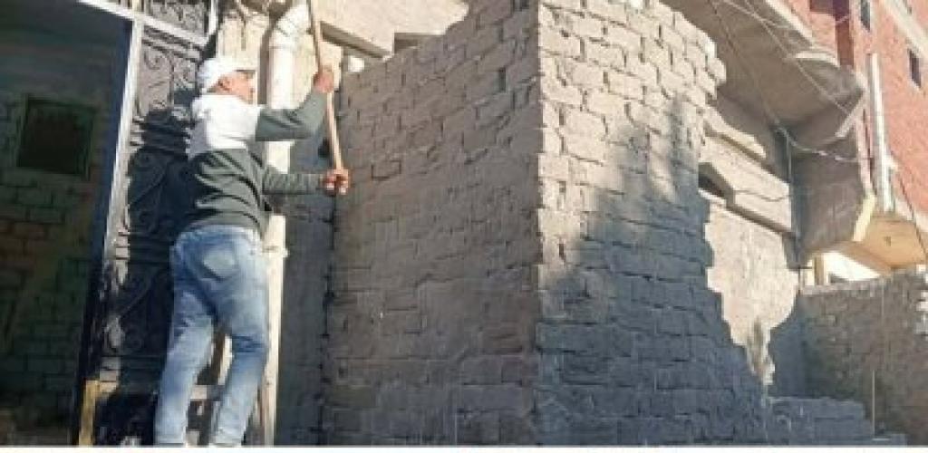 إزالة "بلكونة" مخالفة في العامرية أول.. وتحرك قانوني ضد صاحب العقار