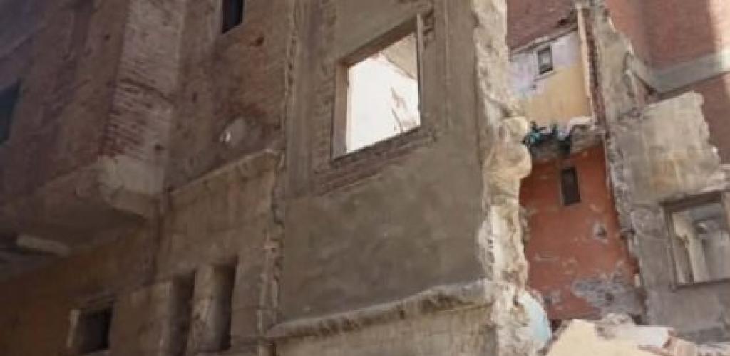 استجابة فورية لشكاوى المواطنين.. رئيس حي غرب الإسكندرية تشرف على إزالة الخطورة الداهمة بعقارين بكرموز