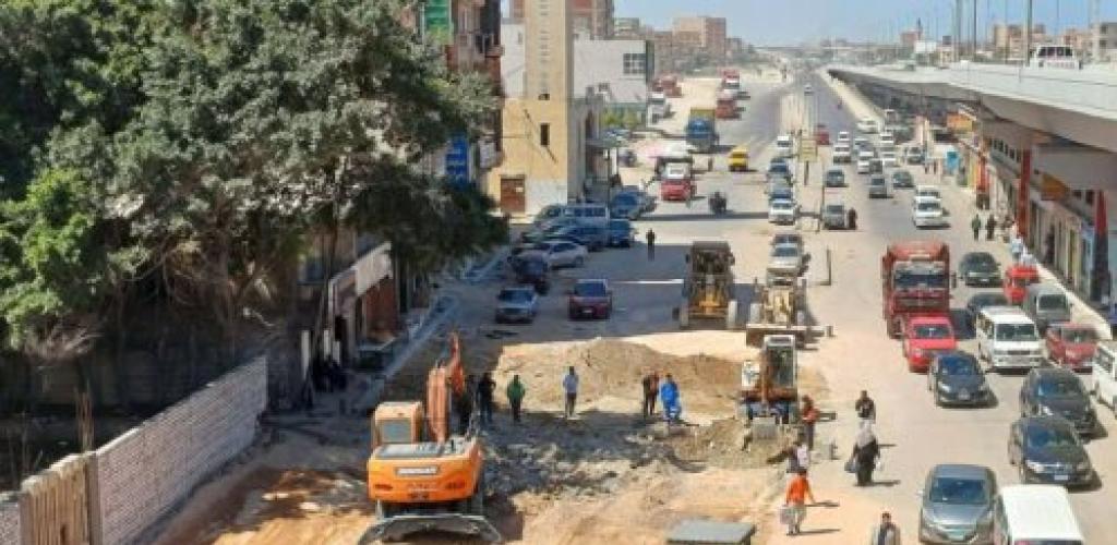 حى العجمى يواصل متابعة أعمال الرصف بمسار التوسعة بالكيلو ٢١ وأعمال الخطة الإستثمارية للرصف والاسفلت