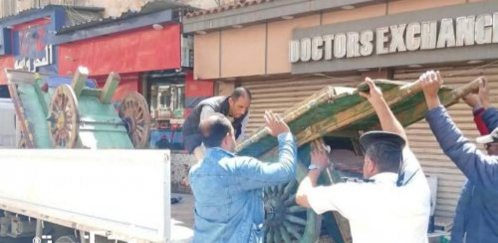 حي وسط....حملة مكبرة لإعادة الانضباط بشارع لاجتيه والتحفظ على عدد 10 عربات خشبية للباعة الجائلين و350 اشغال
