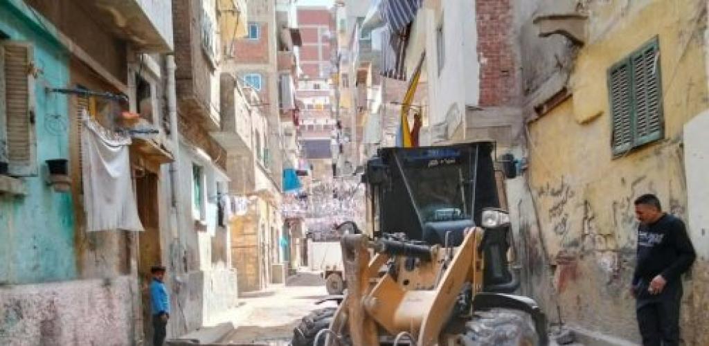 حي غرب يفتح شوارع كرموز بعد رفع مخلفات العقارات الخطرة