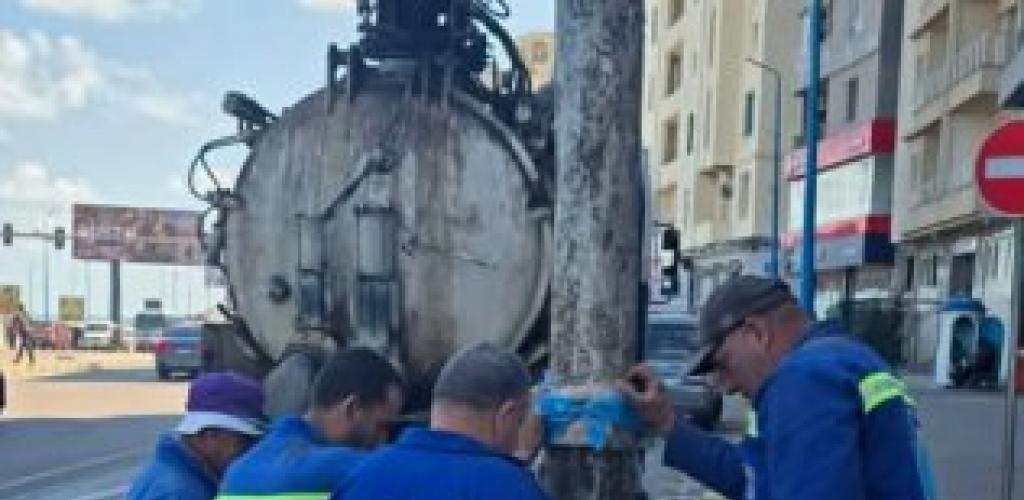 حي وسط تتابع اعمال تطهير 115 مطبق ضمن أعمال خطة الـ100 يوم لتطهير المطابق بالحي
