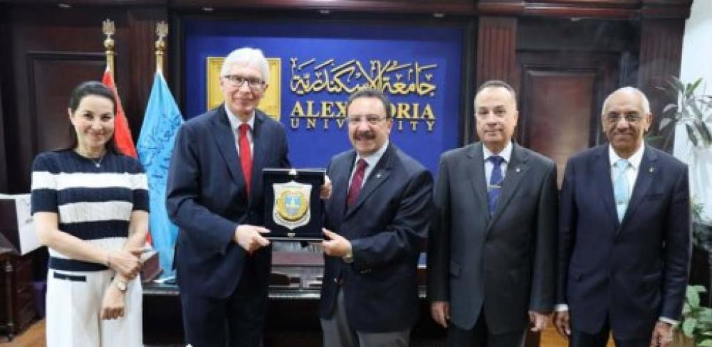 جامعة الإسكندرية تستقبل سفير بيرو لبحث تعزيز التعاون الأكاديمي والبحثي