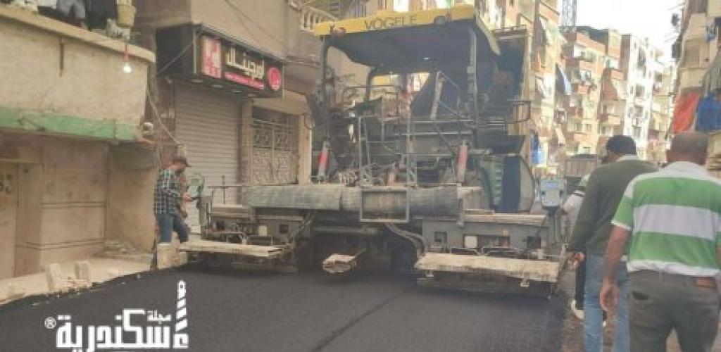 ضمن الخطة الاستثمارية.. بدء وضع الطبقة الرابطة للأسفلت بشارع المواسير في الإسكندرية