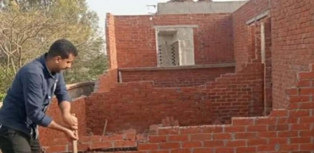 تنفيذاً لتوجيهات المحافظ.. حي العامرية أول يتصدى لمتغير بناء مخالف بمنطقة النهضة