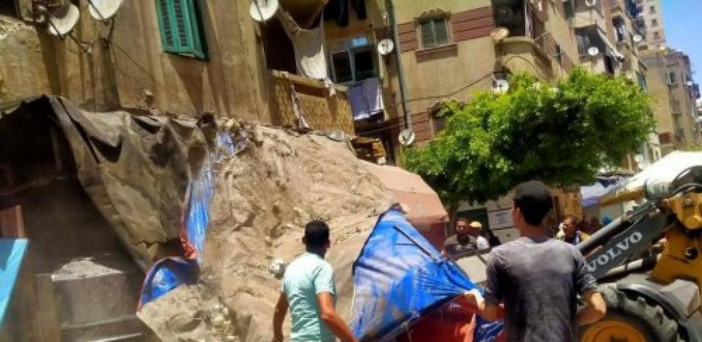 فور ورود البلاغ.. رئيس حي الجمرك ينتقل ميدانيًا ويزيل غرفاً مخالفة فوق عقار بشارع جودة
