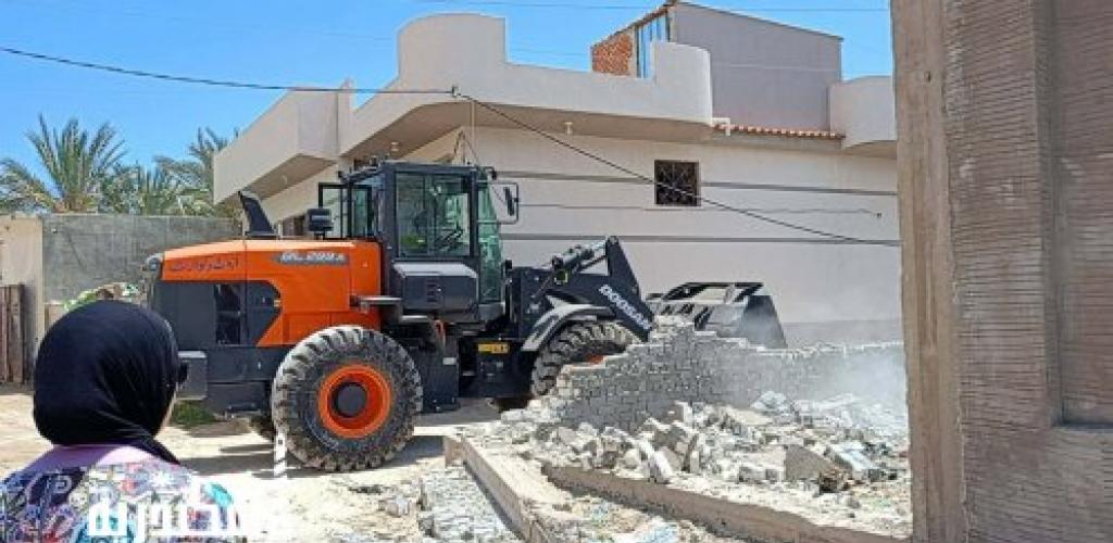 جولة ميدانية لـ "رئيس حي العجمي" تسفر عن إزالة سور مخالف وصيانة كشافات الإنارة بـ "الكيلو 21"