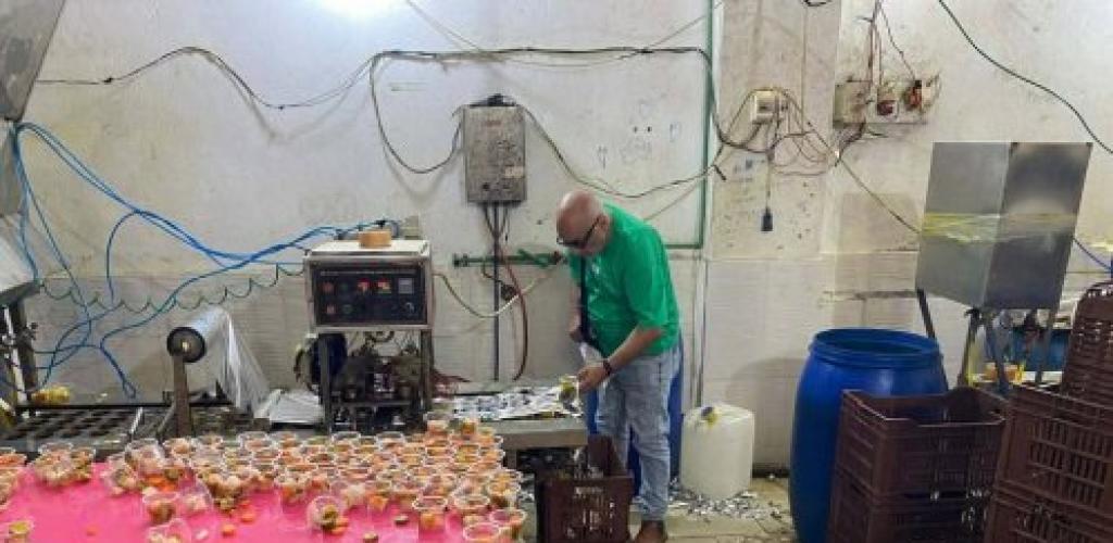 تموين الإسكندرية يداهم منشآت غير مرخصة ويضبط 5 أطنان مخلل و49 ألف زجاجة عطر مجهولة المصدر