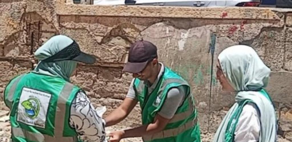 حملة موسعة بالإسكندرية لتنظيف شريط ترام الرمل ونشر الوعي البيئي