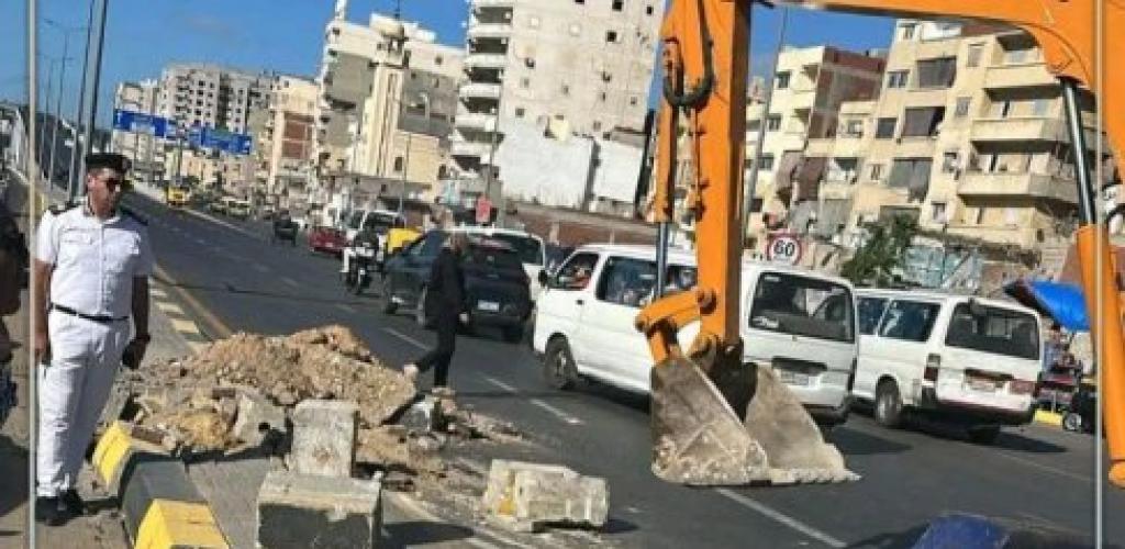 استجابةً لشكاوى المواطنين.. بدء أعمال الحفر لتركيب إشارة مرورية بشارع مصطفى كامل أمام شارع البحرية