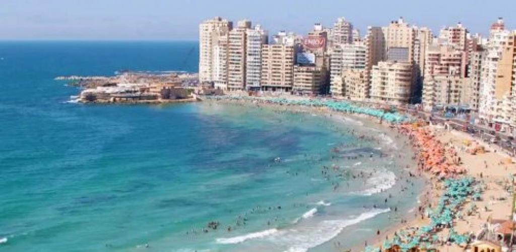 استقرار نسبي في إشغالات شواطئ الإسكندرية صباح الأحد.. والرايات الخضراء والصفراء تُحدد مناطق السباحة آمنة