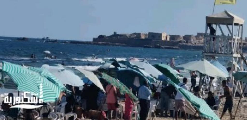 إقبال كبير على شواطئ الإسكندرية.. والرايات الخضراء والصفراء تزين قطاعاتها اليوم