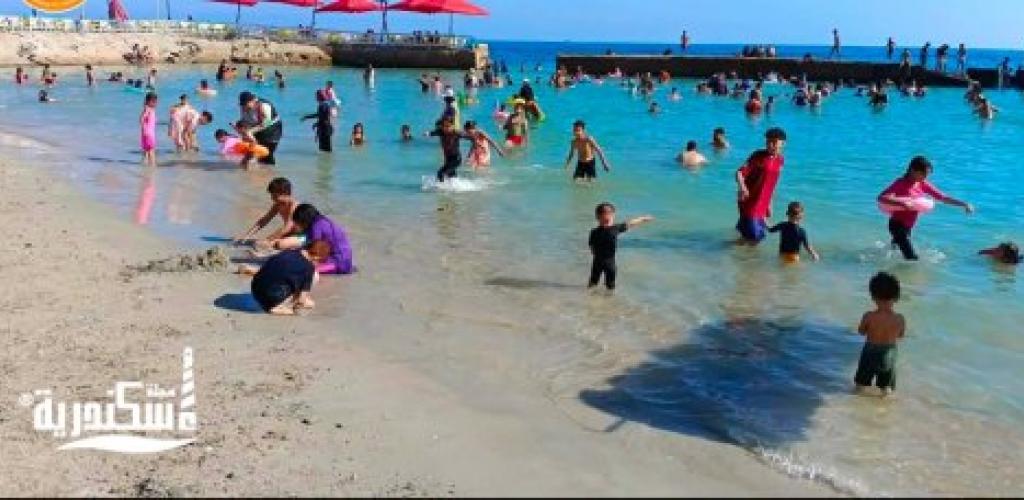 هدوء نسبي في شواطئ الإسكندرية.. نسب الإشغال تسجل ٢٠٪ بالقطاع الشرقي و١٠٪ بالغرب