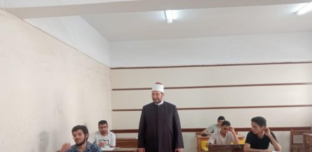 طلاب العلمي بمنطقة الإسكندرية الأزهرية ينهون الأسبوع الرابع بأداء امتحان التفسير.. ورئيس المنطقة يتابع ميدانيًا لجان إدارة المنتزه