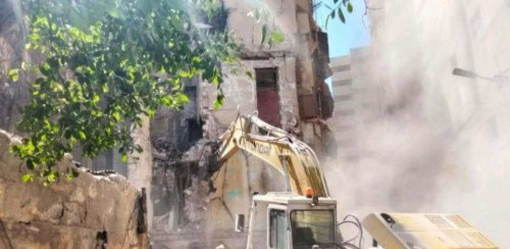 لإزالة الخطورة الداهمة.. رئيس حي غرب الإسكندرية تقود حملة فورية لهدم عقار بـ "غيط العنب"