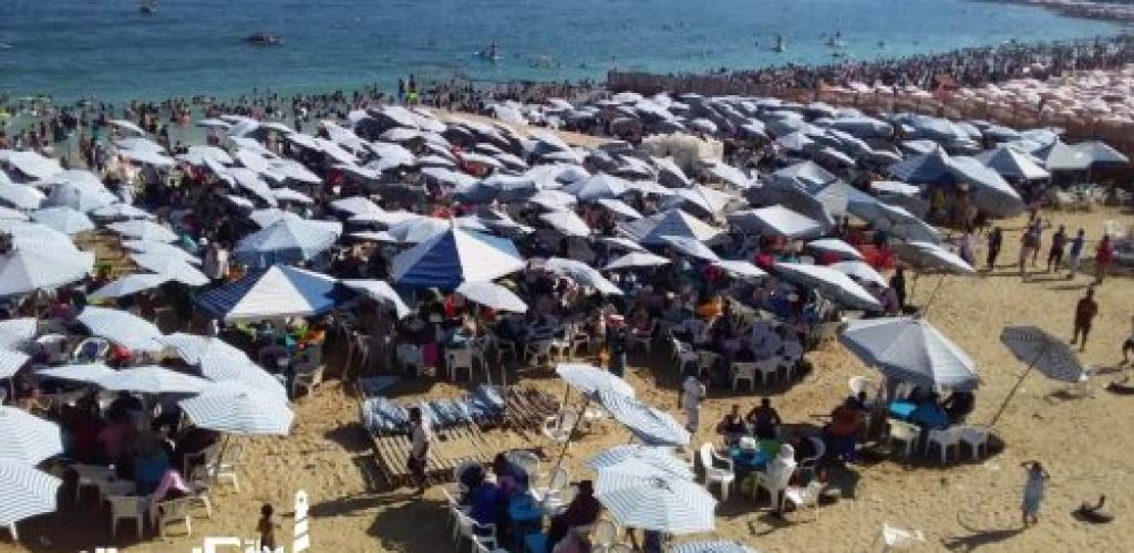 الإسكندرية "كاملة العدد".. إقبال قياسي على الشواطئ الشرقية وتحذيرات من أمواج الغرب