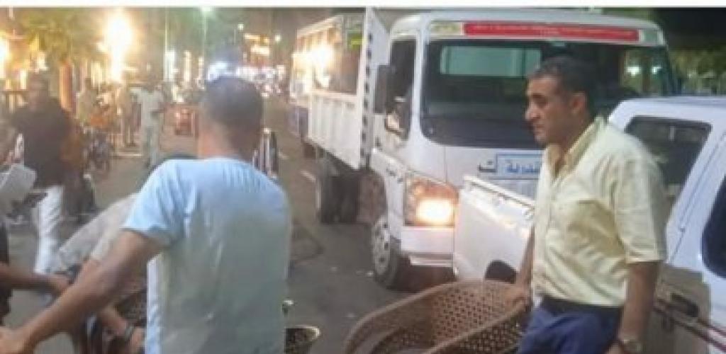 حملة مسائية مكثفة لإزالة 70 إشغالاً وتوسعة الشوارع الحيوية بحي الجمرك