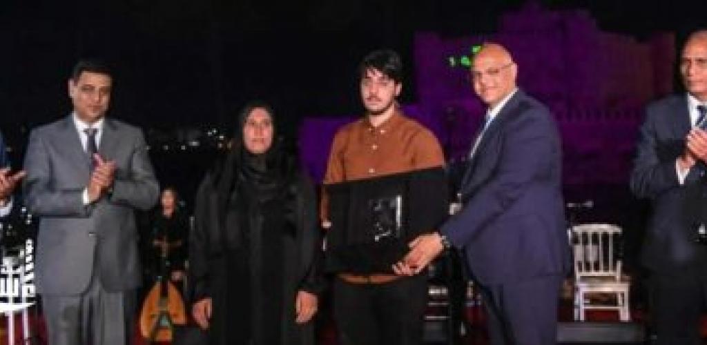 محافظ الإسكندرية يكرم أسر الشهداء والرموز الوطنية في احتفالات العيد القومي الـ74