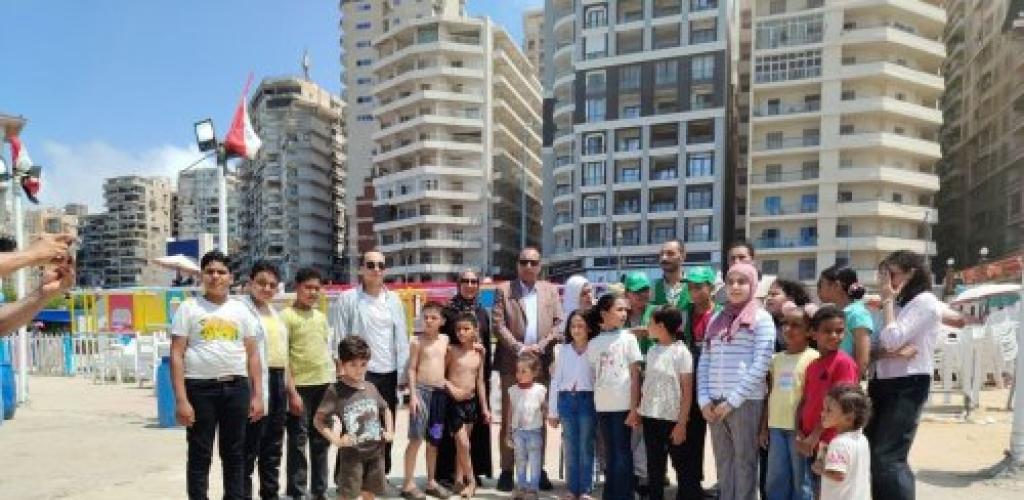 بمشاركة جمعية خليك إيجابي.. لجنة حماية الطفل بحي المنتزة أول تنظم احتفالية ترفيهية لأطفالها ورواد شاطئ محمود سعيد