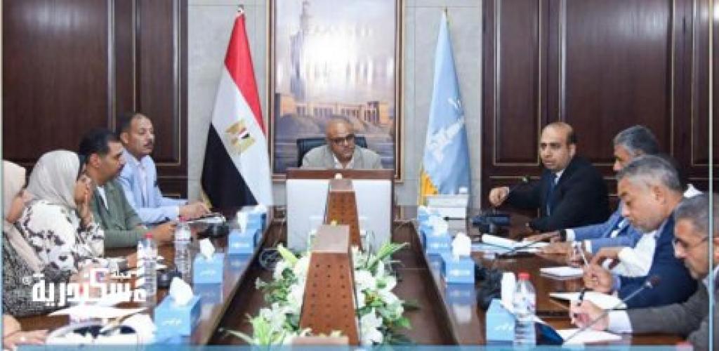 "تنفيداً لتوجيهات وزيرة التنمية المحلية.. محافظ الإسكندرية يبحث خطة تطوير منظومة النظافة مع شركة نهضة مصر"