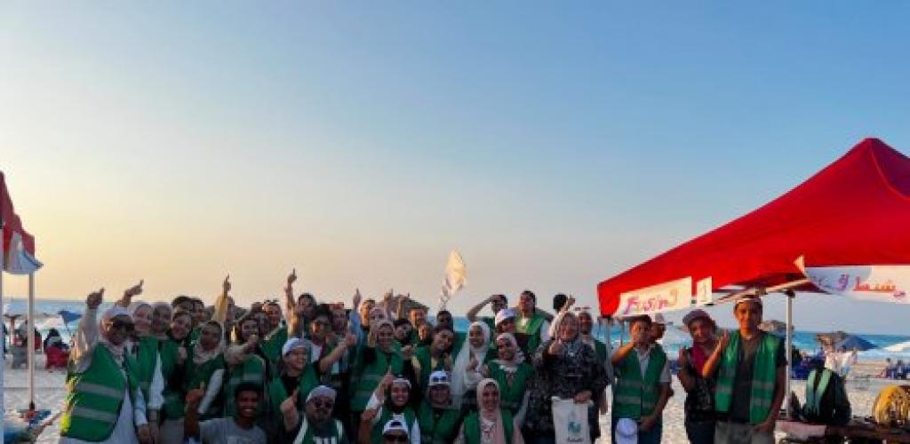 50 متطوعًا يحولون شاطئًا بالساحل الشمالي إلى ساحة تفاعلية لنشر ثقافة الاستهلاك المسؤول