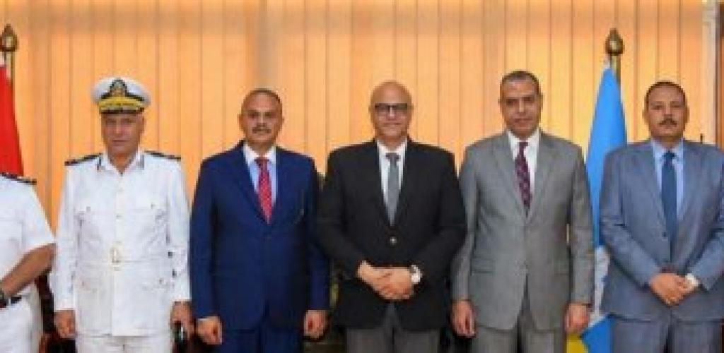 محافظ الإسكندرية ومدير الأمن يستعرضان خطط تعزيز الانضباط ومواجهة "النباشين" في اجتماع موسع
