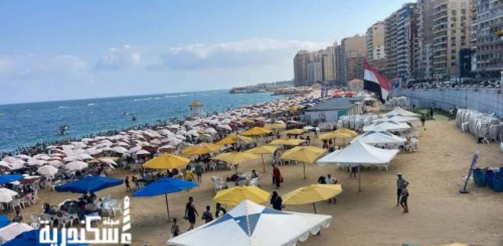 إقبال متباين على شواطئ الإسكندرية.. وإشغال القطاع الشرقي يبلغ 80%