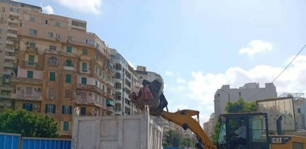 جهود مكثفة بحي شرق لرفع الكفاءة البيئية وإزالة 767 طن قمامة ومخلفات