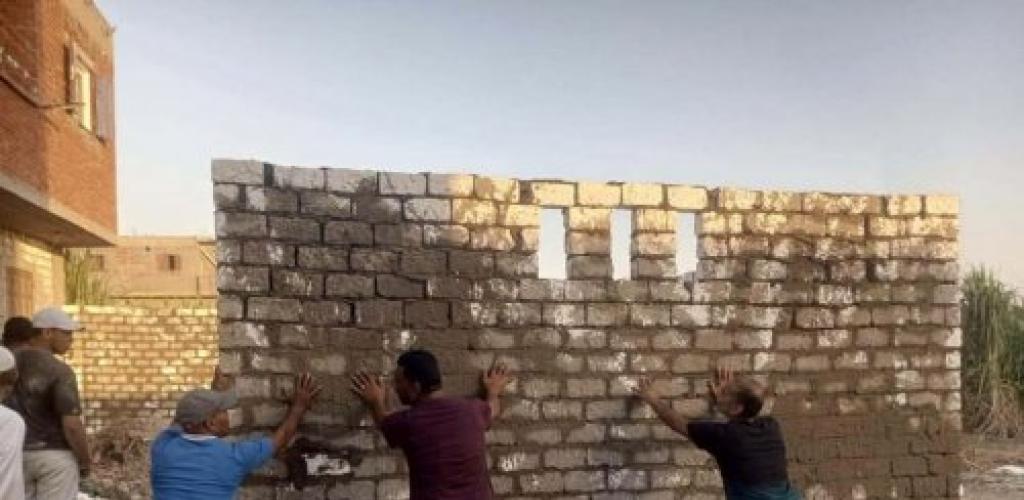 رئاسة حي العامرية أول تواصل جهودها وتزيل أعمال بناء بدون ترخيص بقرى النهضة وطيبة والكرنك