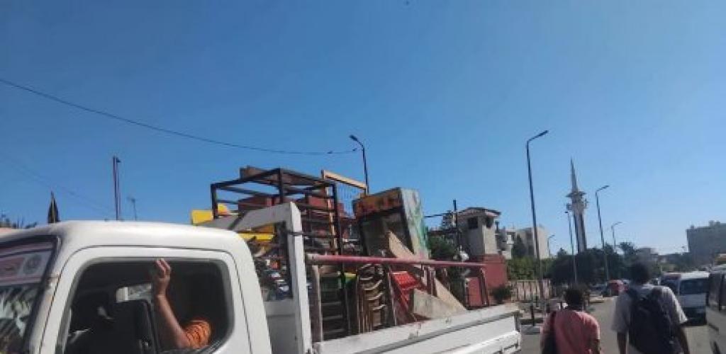 حى العجمى ينفذ حملة لإزالة الإشغالات بحي العجمي لتسهيل حركة الماره والسيارات