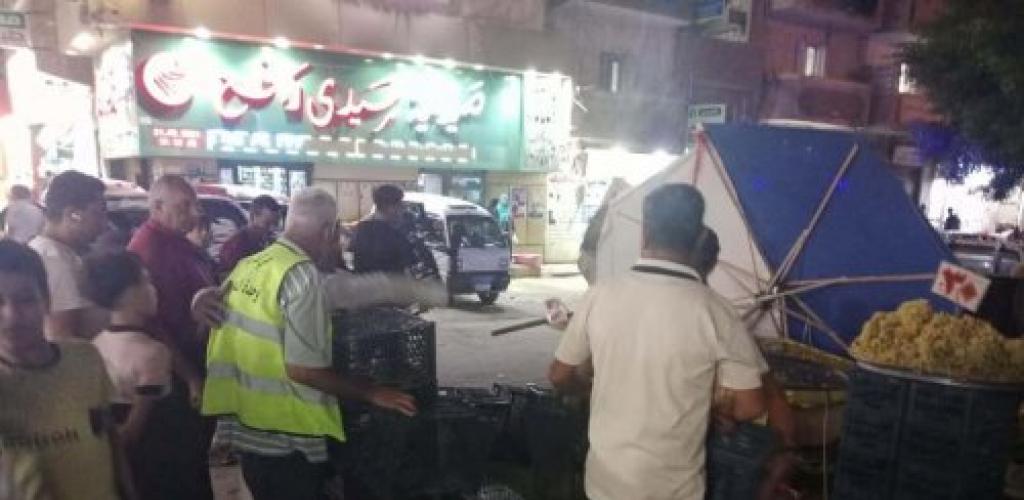 حملة مسائية لحي العامرية أول تغلق 3 محلات وتتحفظ على إشغالات بشارع القسم
