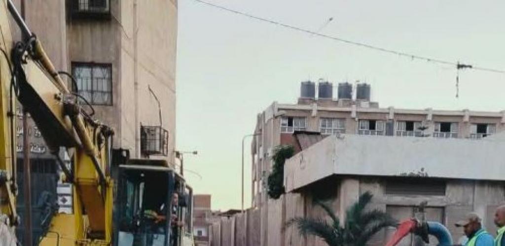 حي العجمي يتدفق للسيطرة على مشكلة صرف صحي خلف مجمع مدارس أبراج العائلة