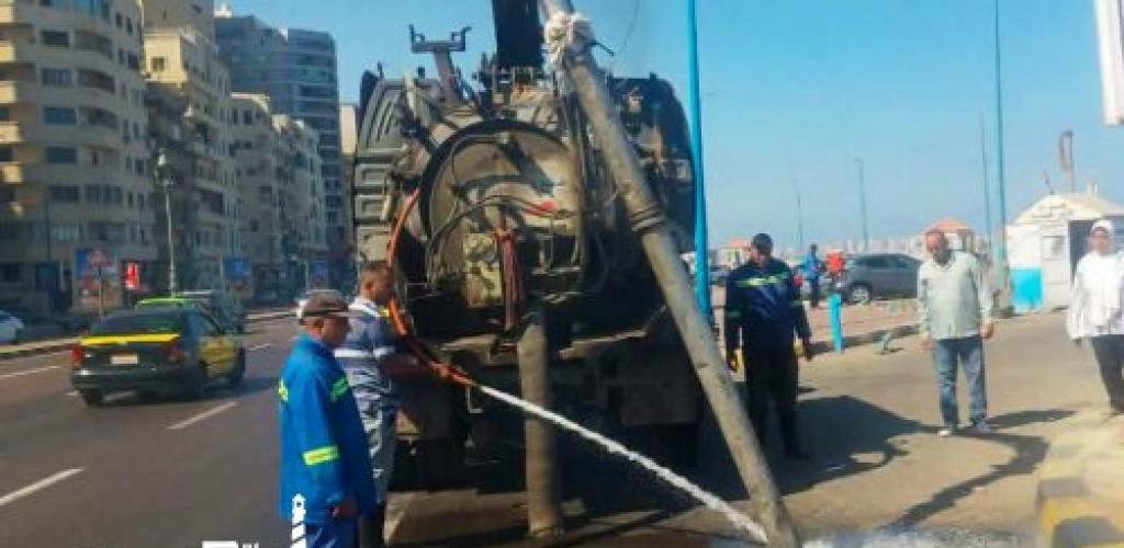 رئيس حي وسط تتابع ميدانياً أعمال النظافة ورفع المخلفات وتطهير الشنايش بكورنيش وشوارع الإسكندرية