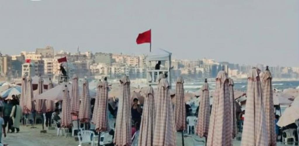 السياحة والمصايف بالإسكندرية...رايات حمراء تحظر السباحة بغرب المدينة.. وإقبال جيد بشرقها