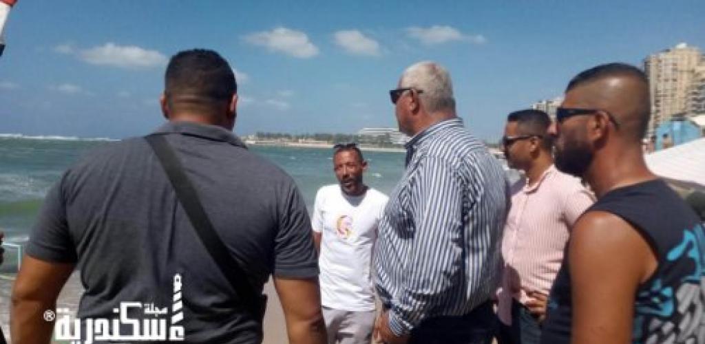 جولة ميدانية لمدير إدارة السياحة والمصايف بالإسكندرية لمتابعة منع نزول البحر ورفع الرايات الحمراء