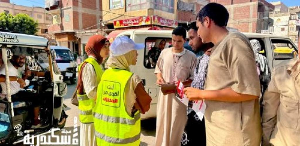متطوعو «مكافحة الإدمان» يتواصلون مع المواطنين بموقف عبدالقادر