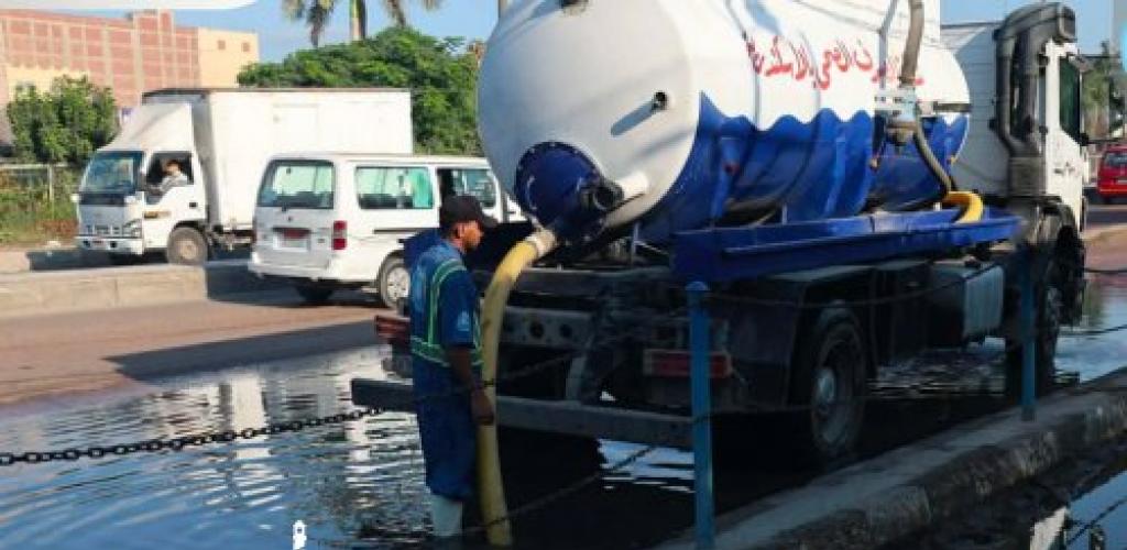 رئيس شركة الصرف الصحي بالإسكندرية يتابع ميدانيًا موقف المياه خلف شركة العلا