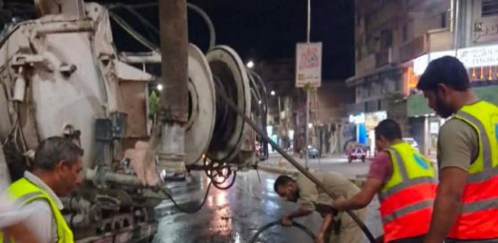 حي العامرية أول يكثف جهود رفع كفاءة الصرف الصحي ويجري محاكاة لشنايش الأمطار استعداداً للموسم