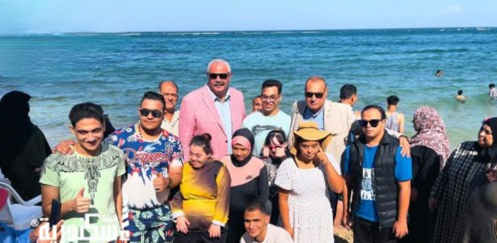 شاطئ المندرة يستقبل رحلة لذوي الهمم من محافظتي المنيا والجيزة