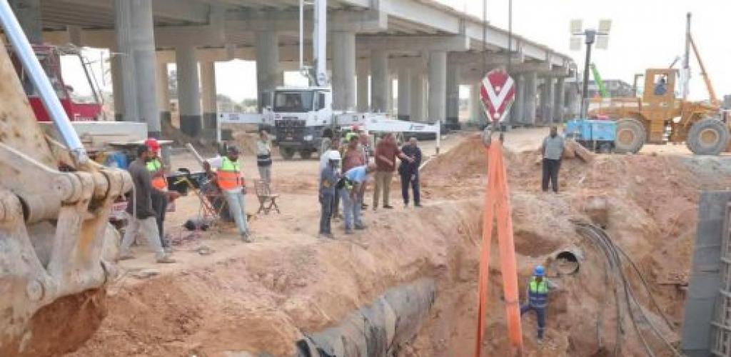 رئيس مياه الإسكندرية يتابع أعمال ترحيل خطوط المياه المتعارضة مع مسار القطار الكهربائي السريع بجوار مطار برج العرب