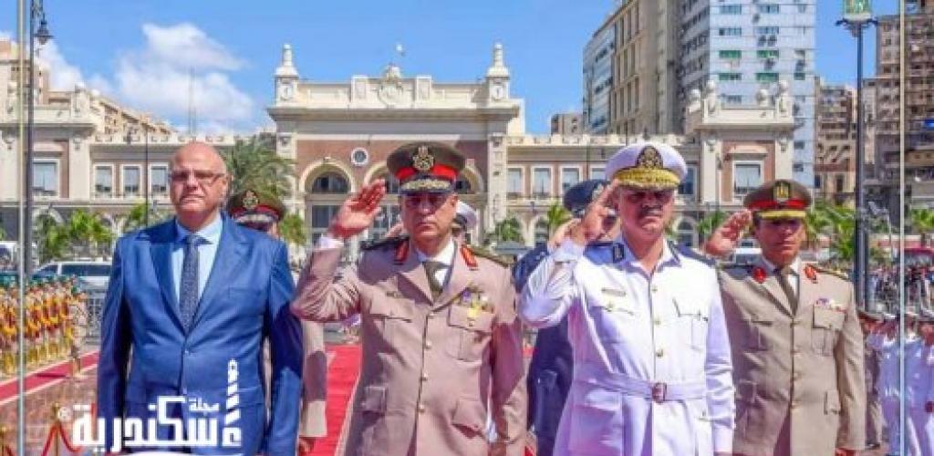 محافظ الإسكندرية وقائد المنطقة الشمالية ومدير الأمن يضعون إكليلاً من الزهور على النصب التذكاري للشهداء