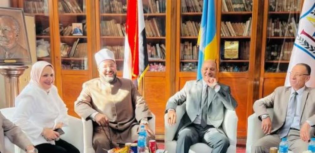 عربي أبوزيد يتفقد مدارس وسط الإسكندرية.. ويفتتح قاعة اجتماعات ومعمل كمبيوتر بمدرسة ليسيه الحرية