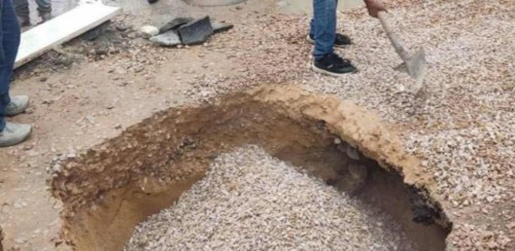 هبوط أرضي بشارع مجد العرب في سيدي بشر بسبب تسريب بالصرف الصحي.. وتحركات عاجلة لتأمين الموقع