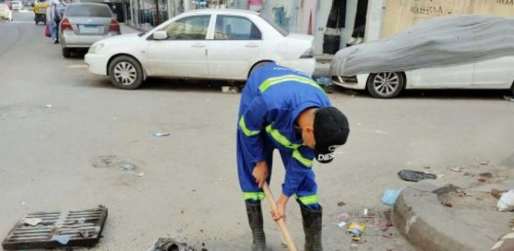 تطهير شنايش الأمطار من قبل شركة الصرف الصحي بالمنتزه ثان....  الأعمال تستهدف تطهير شنايش شارع جمال عبد الناصر  وأسفل كوبرى 45