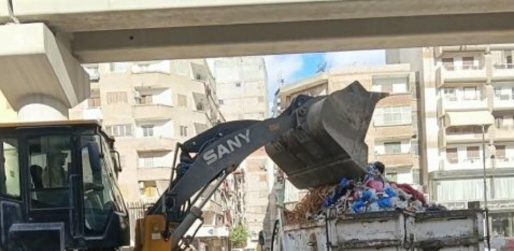 حملات مكثفة للنظافة ورفع الإشغالات وإزالة الحواجز الخرسانية بحي المنتزه أول