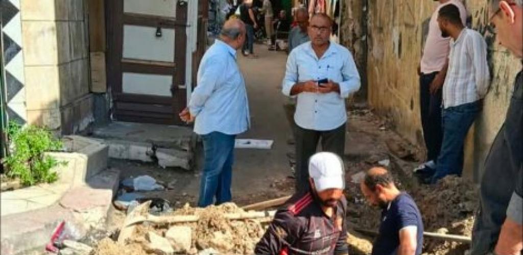 رئيس حي غرب لمتابعة اعمال اصلاح ماسورة مياه بقطر ٤ بوصة بشارع عامود السواري مع شارع المشهور
